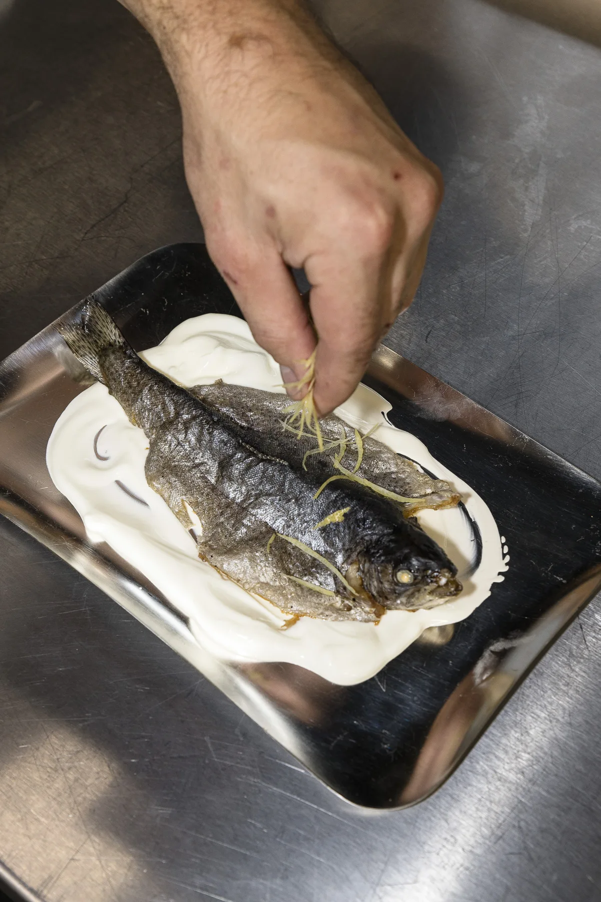 Fisch wird auf einer Platte angerichtet