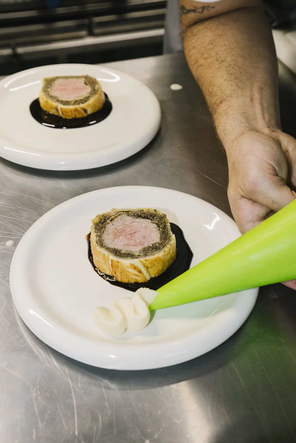 Feine Sauce zum Gericht im Teigmantel