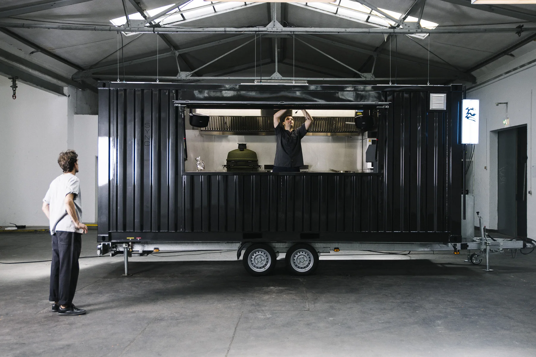 Der schwarze Sync Kitchen Truck in der Industriehalle