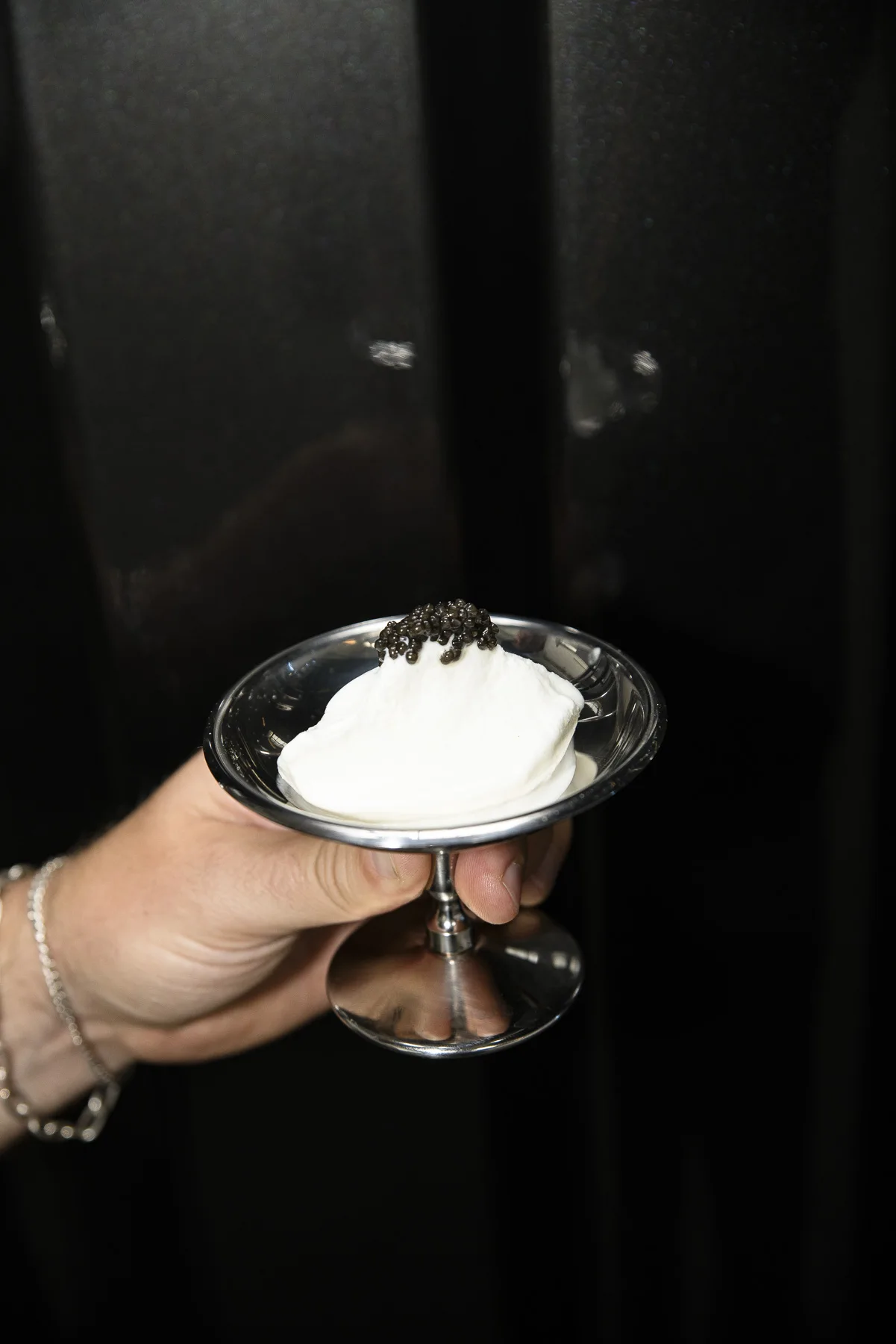 Ein fertiges Dessert in einer silbernen Schale
