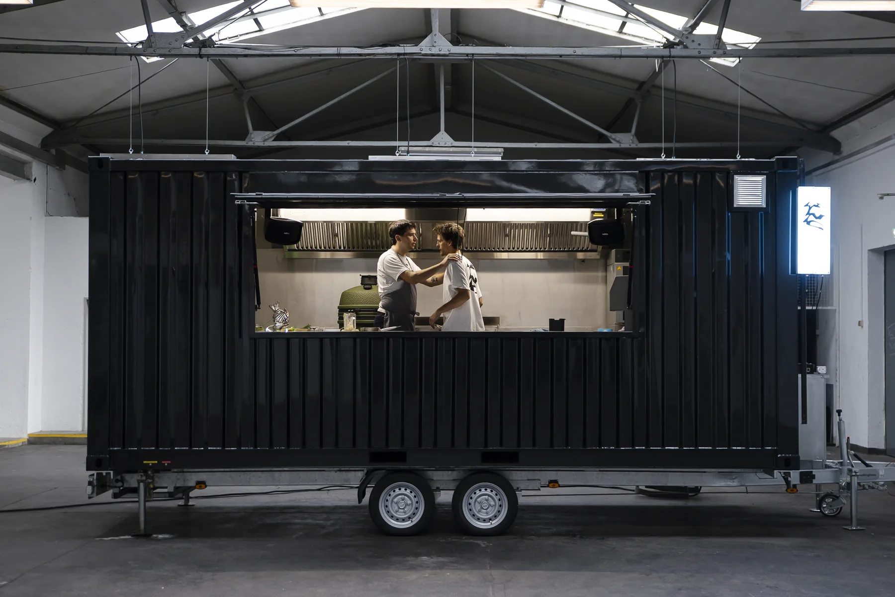 Der Sync Kitchen Truck mit geöffnetem Pass