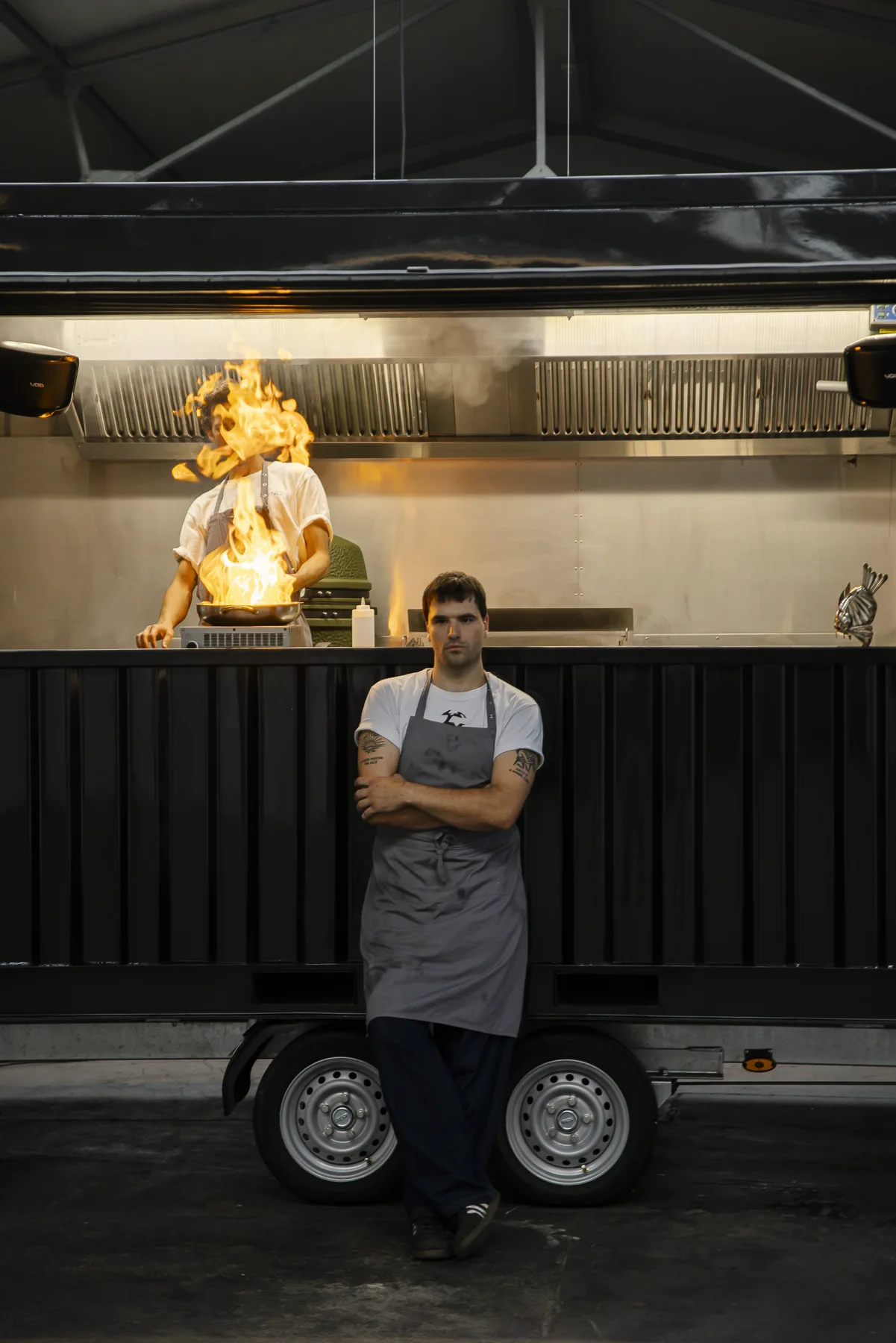 Feuer und Küchenarbeit am geöffneten Truck