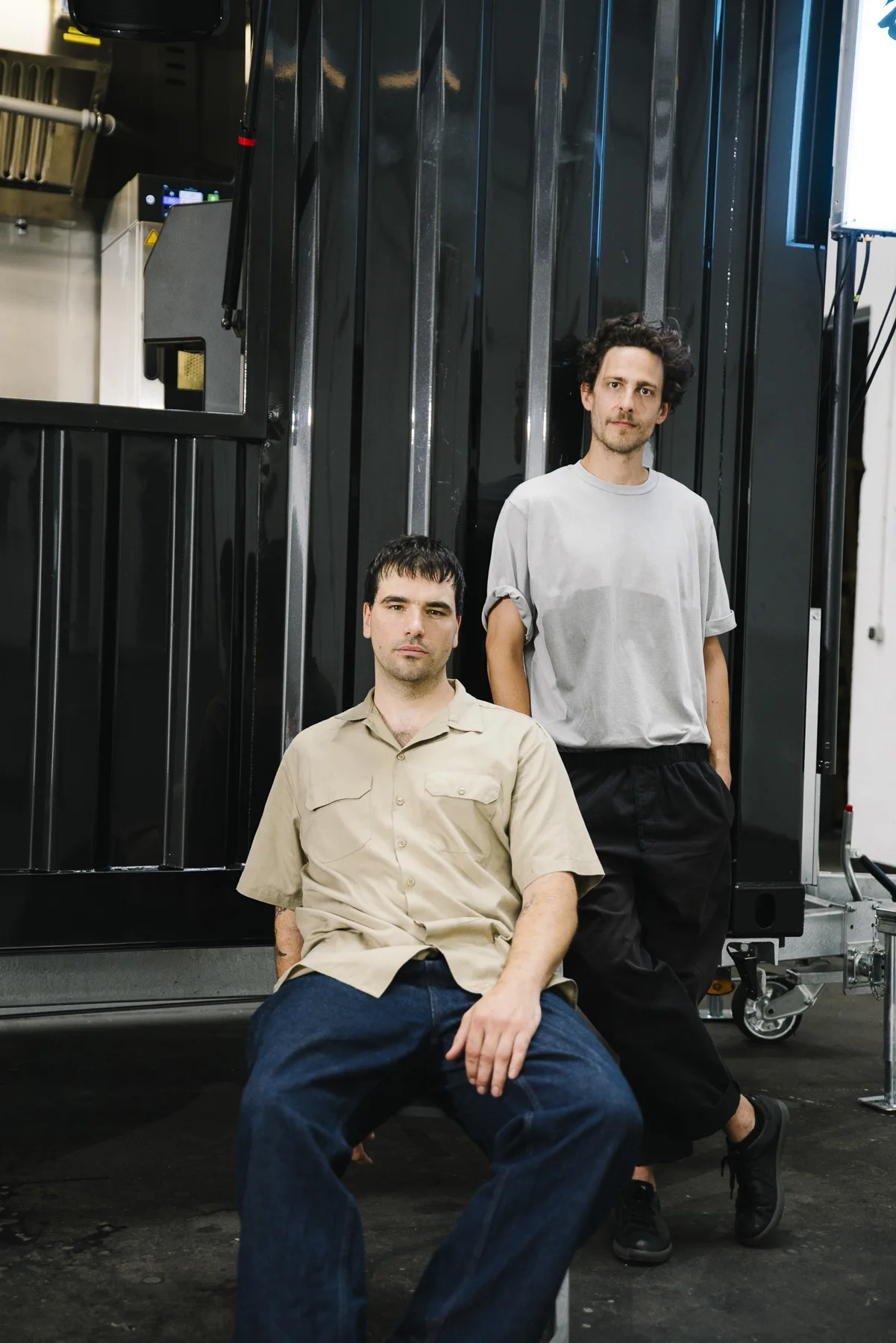 Vincent Sauter und Niklas Winters vor dem Truck